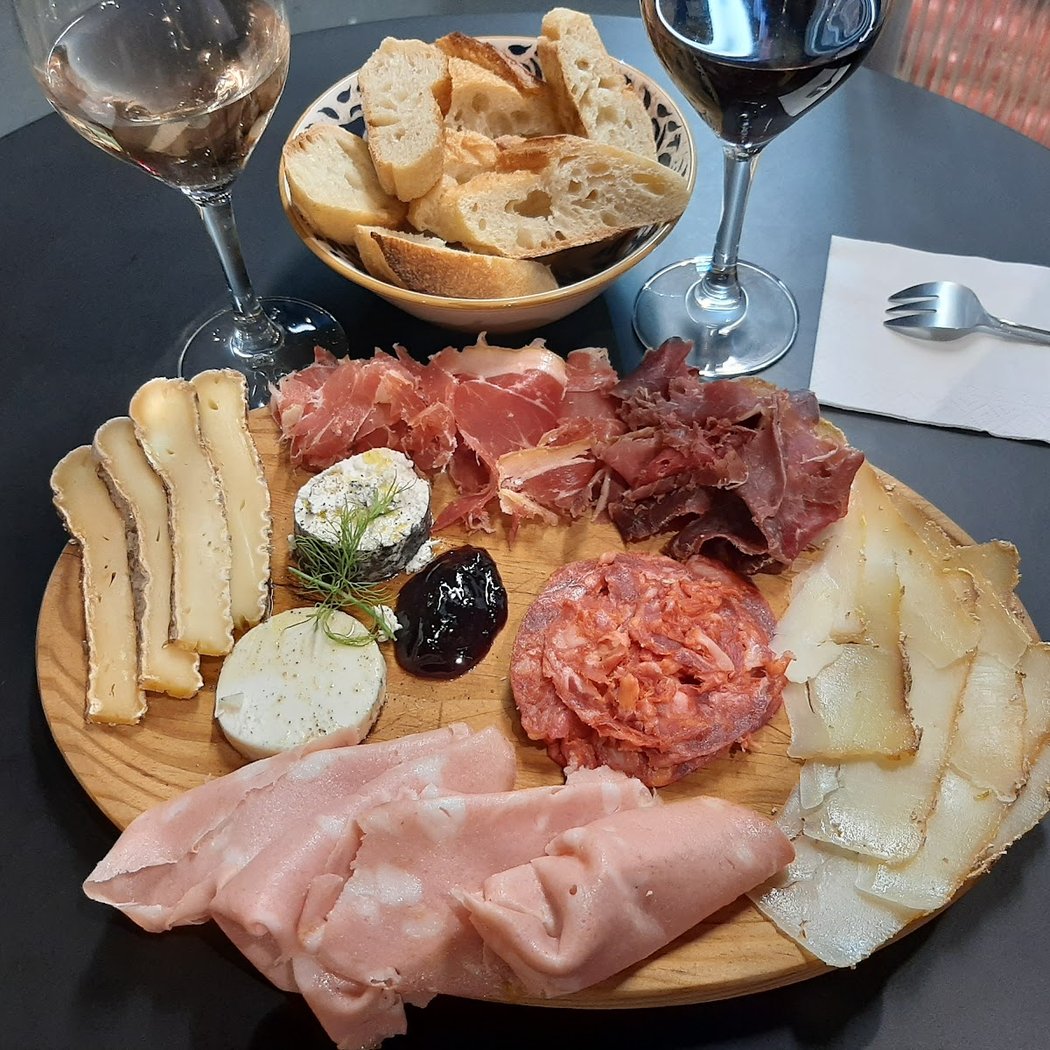 L'Envers - Cave et Bar à Vin - Wine bar and Wine shop 1